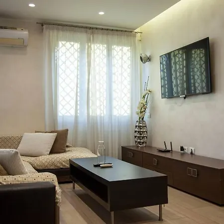 Chic And Elegant Near Metro Station *