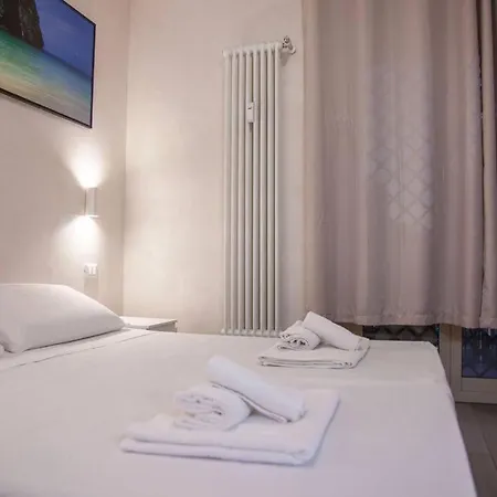 Chic And Elegant Near Metro Station דירה *