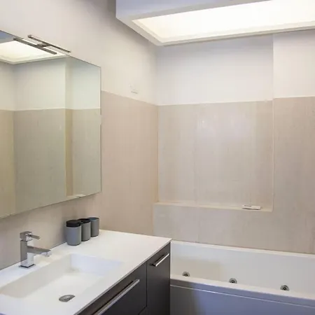 Chic And Elegant Near Metro Station דירה