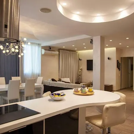 Chic And Elegant Near Metro Station *