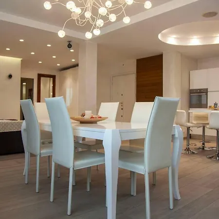 Chic And Elegant Near Metro Station דירה *